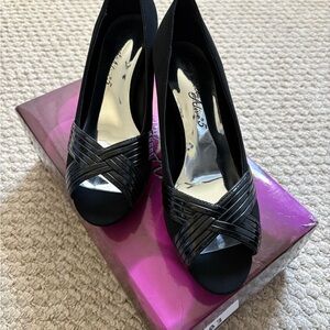 Easy Street Women's Black Peep Toe Heels Size 7.5